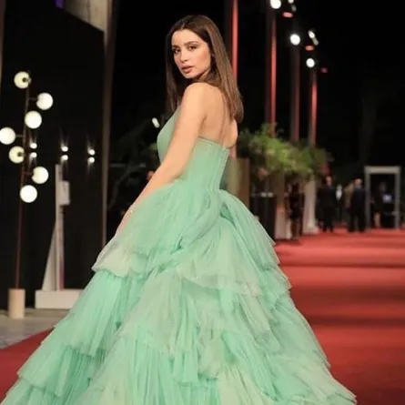 إطلالات سارة التونسي بالفساتين الرسمية