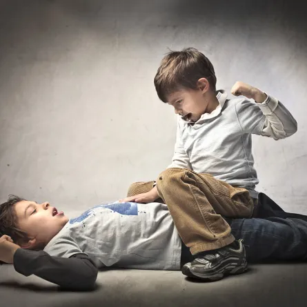 ابني يضرب إخوته وزملاءه..كيف أتصرف؟