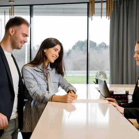 أشياء لا يعرفها الأزواج يمكن لموظفي الفندق القيام بها