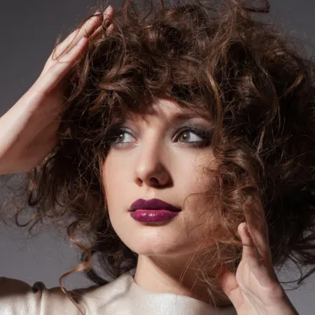 تسريحات لإخفاء الشعر الأبيض تغنيك عن الصبغة