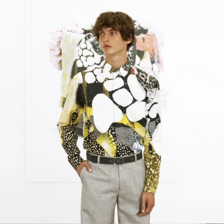 أفكار تنسيق القمصان المطبعة للرجل