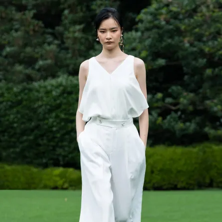 السروال الأبيض موضة صيف 2021