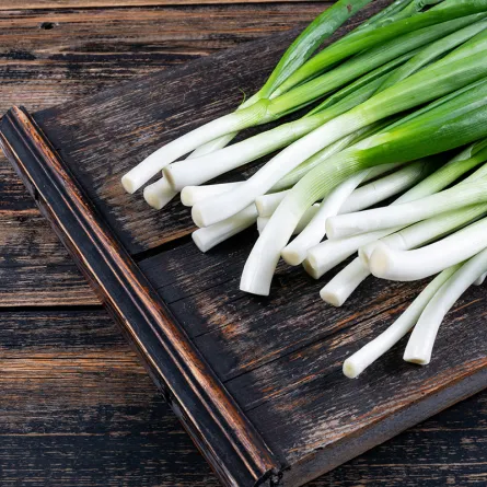 فوائد البصل الأخضر للنساء تتفوق على رائحته