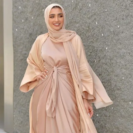 عبايات خليجية باللون البيج