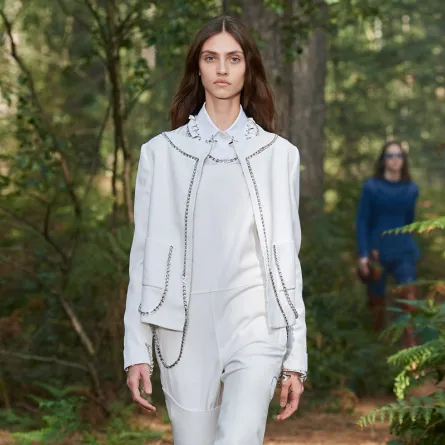 إطلالات مونوكروم باللون الأبيض لصيف 2021