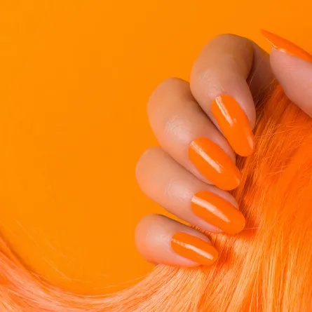 ألوان مناكير تضيء البشرة السمراء وتجعلها أكثر إشراقاً