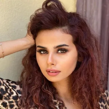 منة عرفة وخطيبها يتبادلان الرسائل الرومانسية 