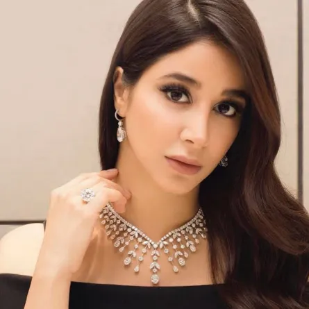 قلادات بتصاميم فاخرة للمناسبات بأسلوب أسيل عمران