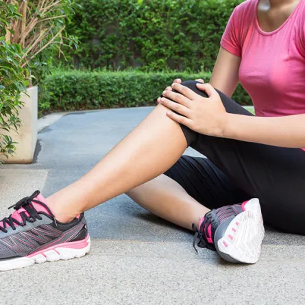 7 من أهم أسباب ألم الركبة إليكِ علاجاتها