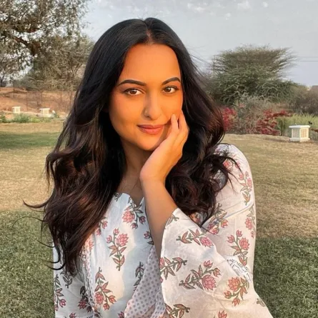 سوناكشي سينها تتبنى زرع الأشجار بعد اقتلاع عدد كبير منهم في إعصار تاوكتا