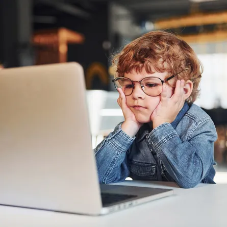 إيجابيات ومساوئ الإنترنت على الأطفال