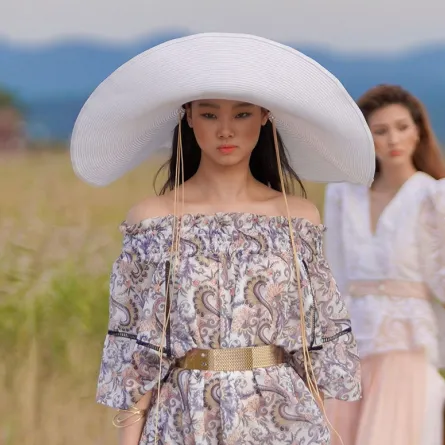 أجمل تصاميم القبعات من مجموعات صيف 2021