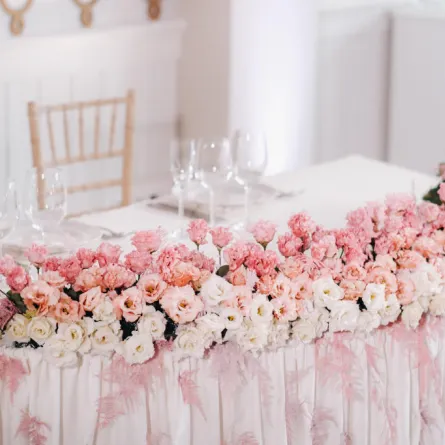 تنسيق ديكورات طاولة العروسين