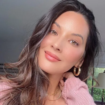 أسرار جمالية لبشرة شابة ومشرقة من أليفيا مون