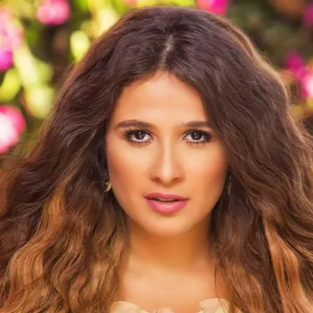 أحمد العوضي يدعم ياسمين عبد العزيز بصورة رومانسية