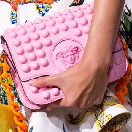 حقائب يد باللون الزهري لصيف 2021