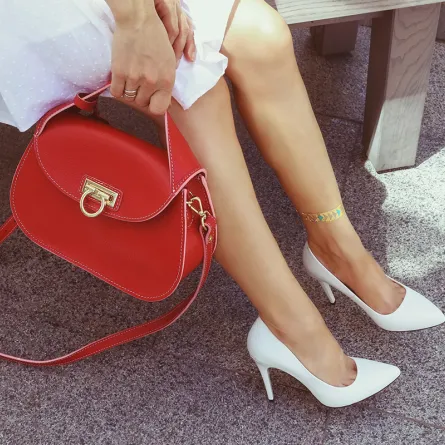 طرق انتعال الأحذية باللون الأبيض