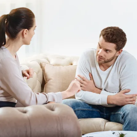 علامات تدل ان خطيبك غير مهتم بلقائك