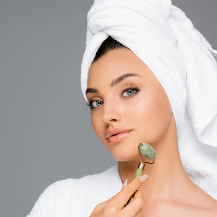 بَكَرات اليشم لتدليك البشرة واستعادة شبابها The Jade Roller
