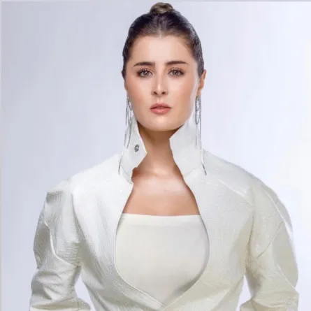 بالفيديو: عائشة بن أحمد تتعلم الرقص الهندي