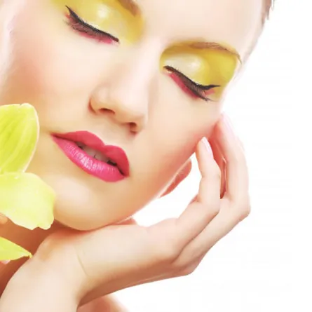 طرق عصرية رائجة لتطبيق ظلال عيون باللون الأصفر