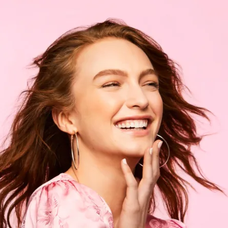 صيحة الصيف الجديدة: إطلالة الحواجب المصفّفة..لا تحتاجين سوى إلى مستحضرَين من بنفت كوزمتكس