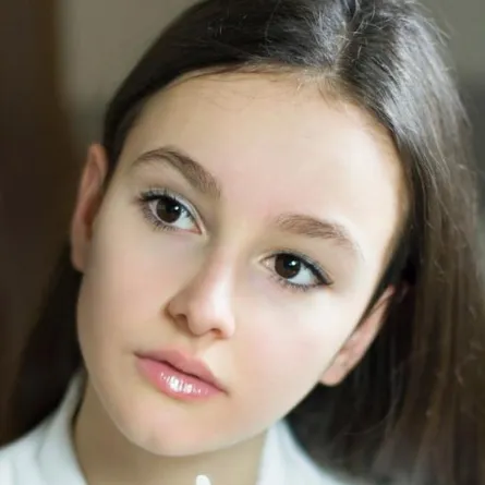 خطوات تجعل ابنتك المراهقة قمر الليلة بمكياج خفيف