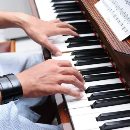 أفكار مفيدة لفترة الأجازة .. خطوات بسيطة لتعلم عزف البيانو