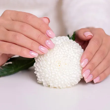 أحدث ألوان طلاء الأظافر النيود لصيف 2021