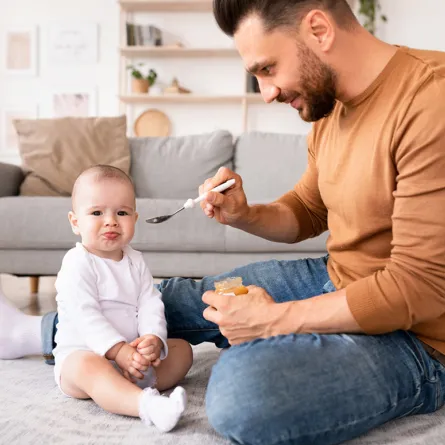 أثر إجازة الأبوة المدفوعة الراتب على الأم والطفل