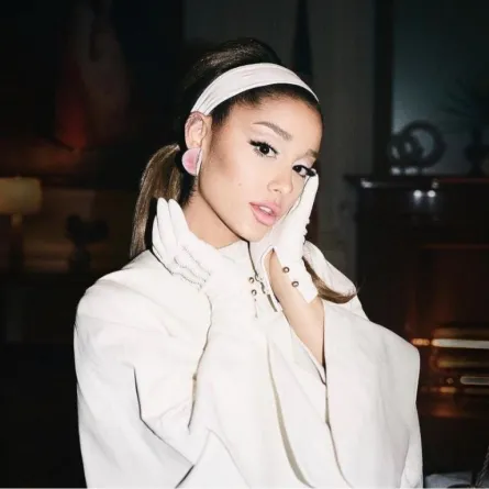 أريانا غراندي تحتفل بيوم ميلادهاالـ28 بصورة من طفولتها