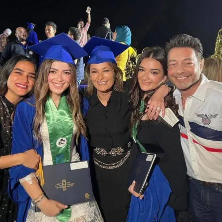 بالفيديو: أحمد زاهر يحتفل بتخرج ابنتيه ليلى وملك