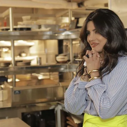 بريانكا شوبرا تلفت الأنظار بإطلالتها