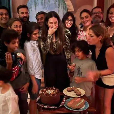 كارينا كابور تشارك أختها كاريشما كابور يوم ميلادها