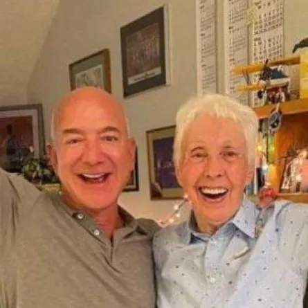 مسنة تسافر إلى الفضاء مع جيف بيزوس