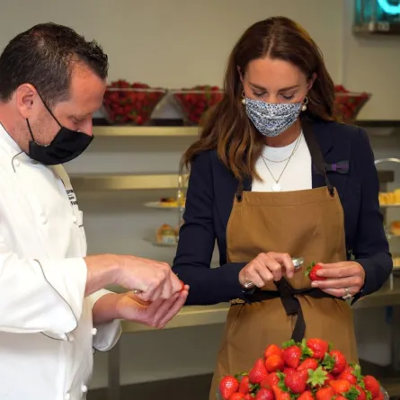 كيت ميدلتون تُعدّ حلويات الفراولة في مطبخ ويمبلدون المشهورة عالميًا