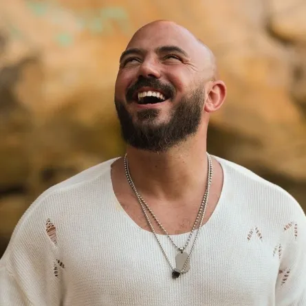 محمود العسيلي يتصدّر تريند الأكثر استماعاً بكليب «على خدك»