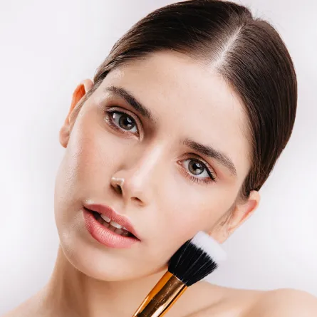 الفرق بين استخدامات كريم الأساس اللامع والمُطْفَأ