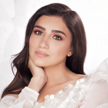 مي عمر بكامل أناقتها في أحدث إطلالة لها