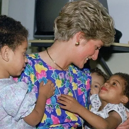 من هم الأطفال الذين يحتضنهم تمثال الأميرة ديانا؟