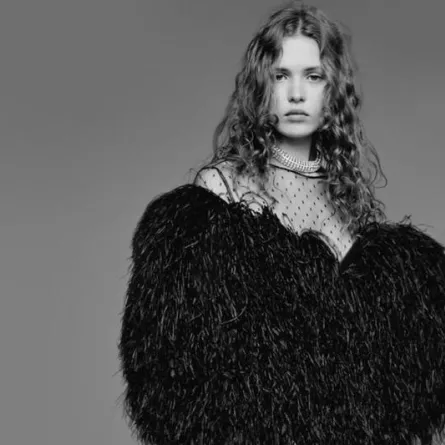 موديلات قلادات ضخمة من عروض أسبوع الهوت كوتور في باريس