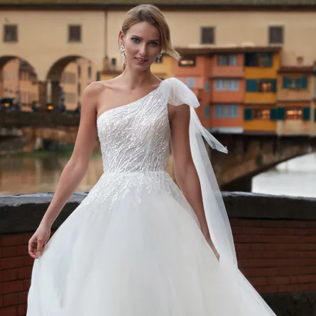 فساتين زفاف بكتف واحدة 2022