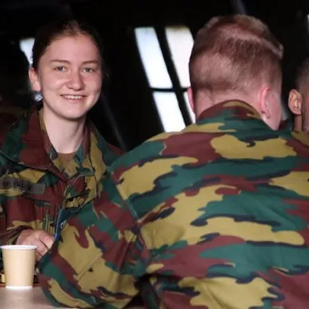 الأميرة إليزابيث وريثة العرش البلجيكي تجري تدريبات تكتيكية بالزي العسكري