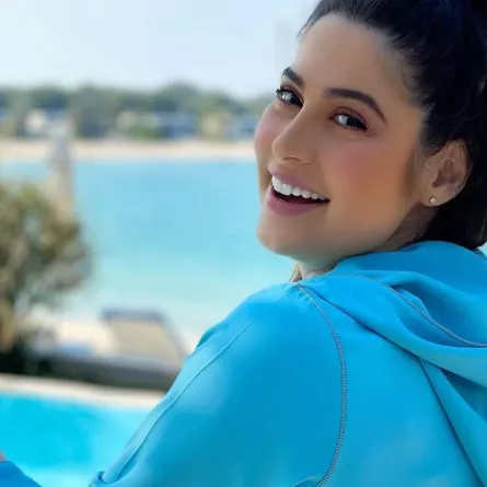 كيفية تنسيق الساعة مع أساور الذهب على طريقة النجمات