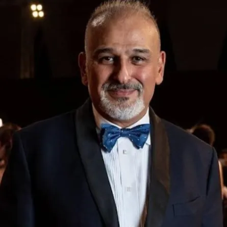 شاهد.. جمال سليمان برفقة ابنه: "العيال كبرت"