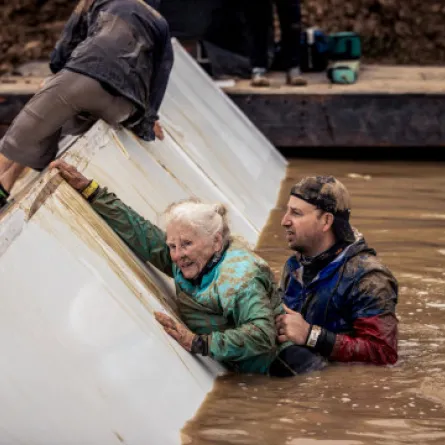 عجوز ثمانينية تسبح في الجليد وتغوص في الوحل وتتغلب على الشباب