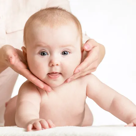 متى يثبت رأس الطفل الرضيع؟