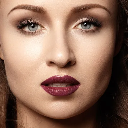 صيحات مكياج مع ألوان أحمر شفاه عنابي لصيف 2021