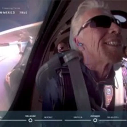 الملياردير ريتشارد برانسون يعود إلى الأرض بعد أول رحلة سياحية إلى الفضاء