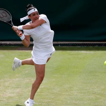 لاعبة التنس التونسية أنس جابر تبيع مضربها لدعم بلادها